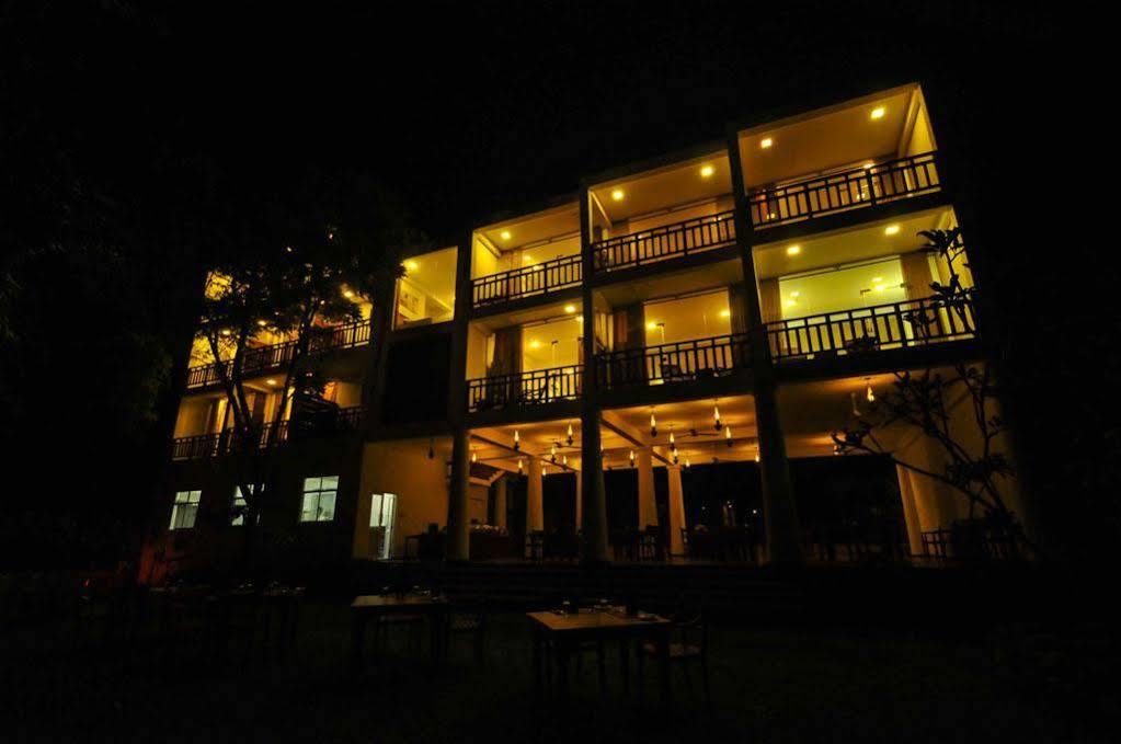Yala Oga Reach Hotel Tissamaharama Kültér fotó